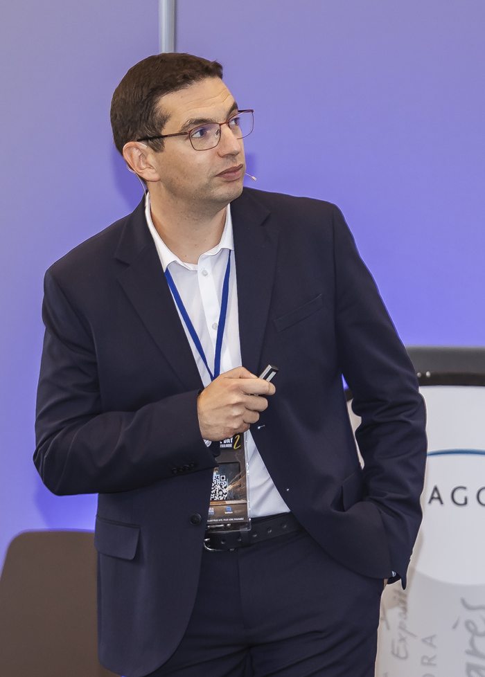 Nassim Amisse, fondateur d'Eagle Eye Digital, sur scène à l'Indépendance Day